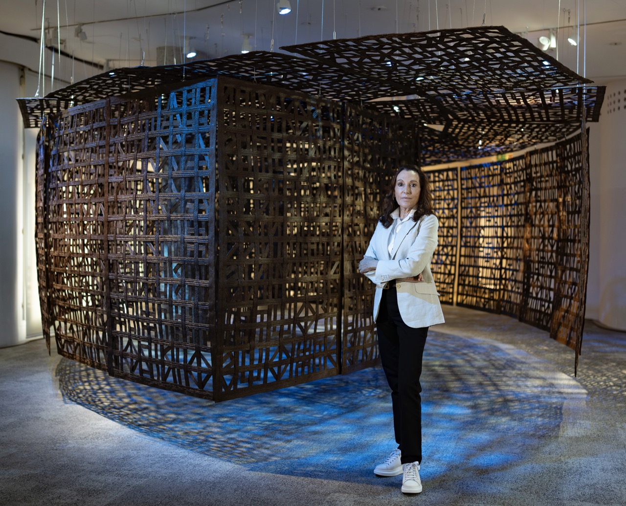 Cristina Iglesias devant Le pavillon des Rêves (Galaxie Elliptique), 2016. Photographie Pau Fabregat