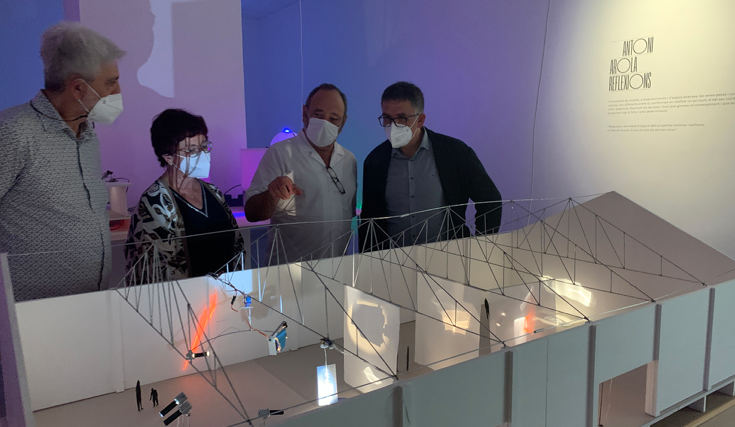 Antoni Arola mostra com crea les seves instal·lacions lumíniques al MAMT