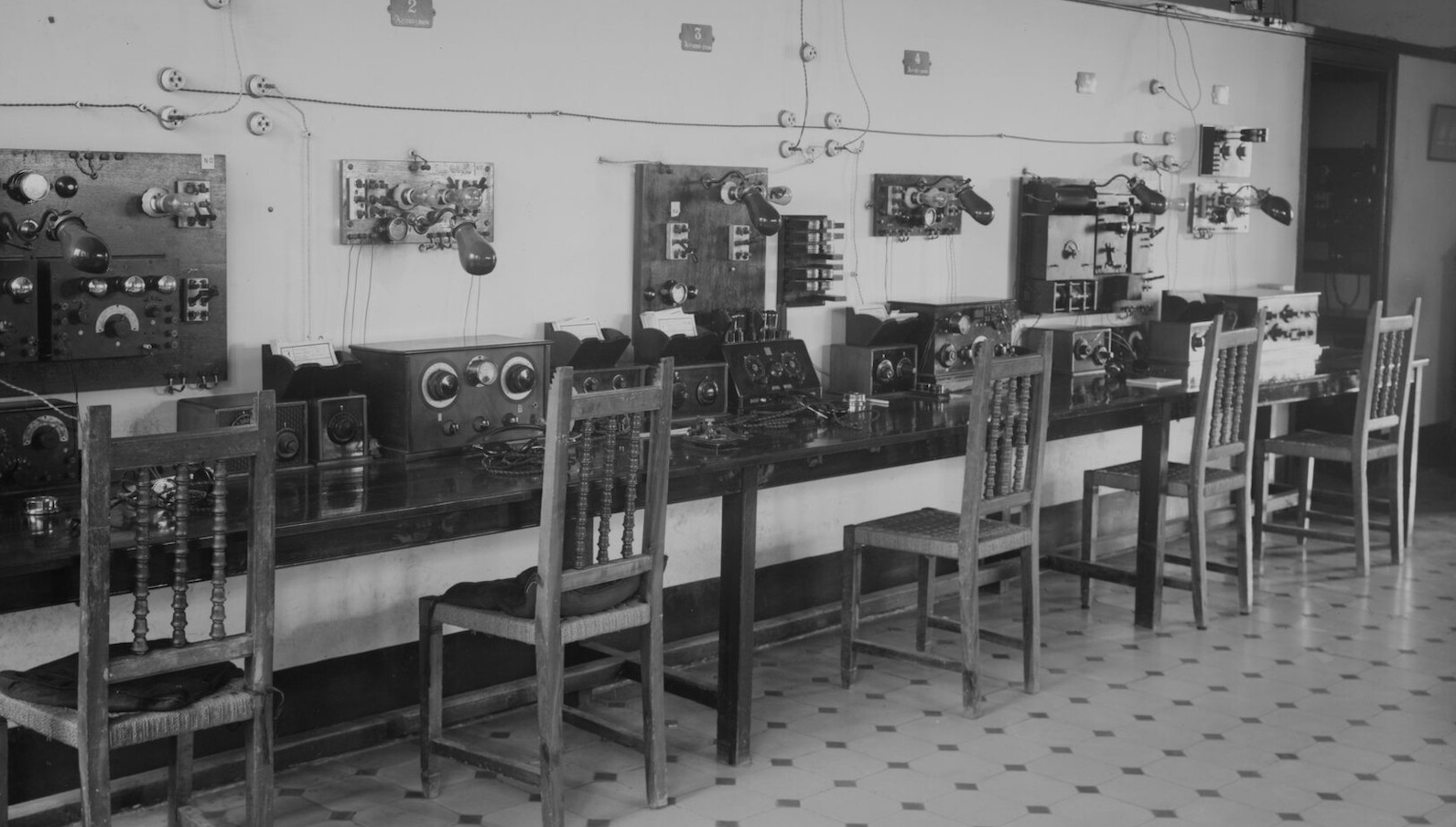 \'100 anys mirant el cel\' al Palau Robert