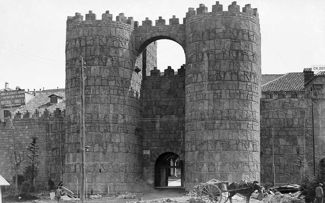 L\'Arxiu Fotogràfic presenta \'Un viatge fotogràfic. La construcció del Poble Espanyol\'