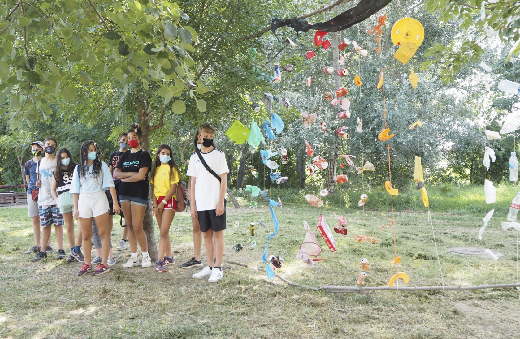 Joves de Vic visibilitzen la contaminació de l\'entorn natural amb intervencions artístiques