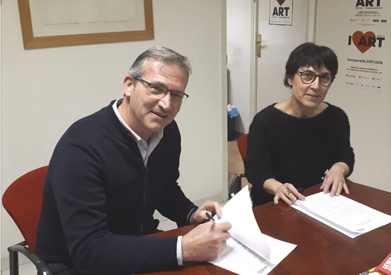 Vermuts Miró i Francesca Poza signen l\'acord del premi del IV Certamen Miró&Art