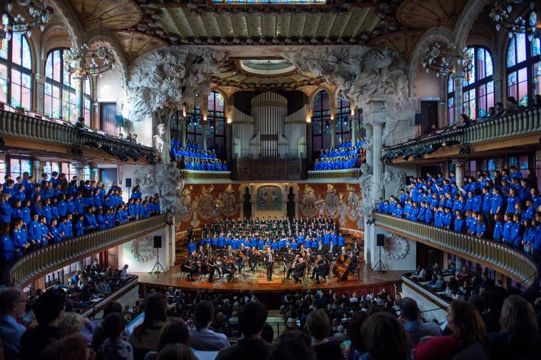 Més de 300 cantaires canten els Carmina Burana al Palau de la Música Catalana
