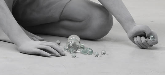 Una exposició col·lectiva sobre la memòria corporal a la galeria Max Estrella