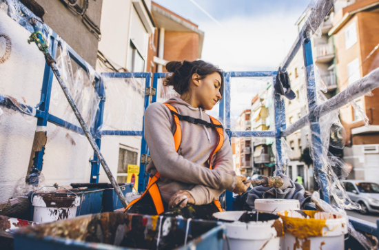 L\'artista Elisa Capdevila pinta un mural comunitari al barri de la Florida de l’Hospitalet