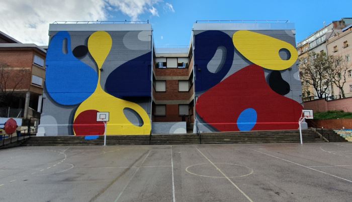 Santiago Jaén pinta un mural abstracte a l\'Escola Joaquim Ruyra