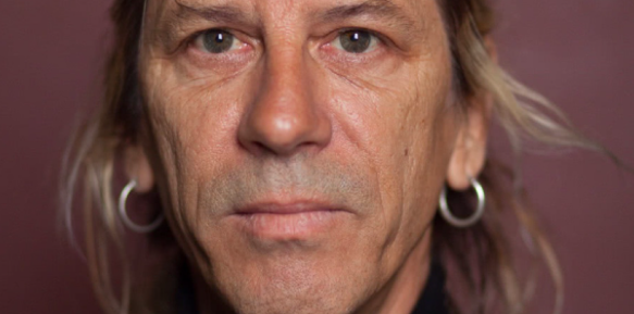 William Basinski exhaureix les localitats amb una performance visual i sonora al Petit Palau per desafiar el pas del temps