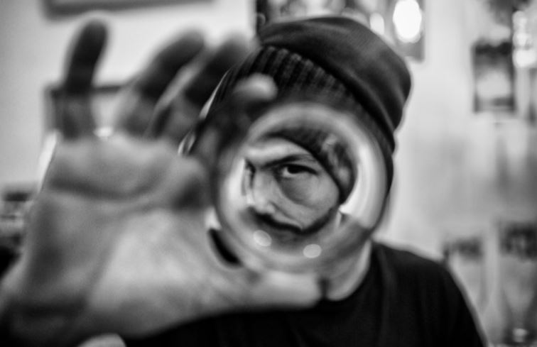 Juan Righetti juga amb el vidre a la Llibreria Context