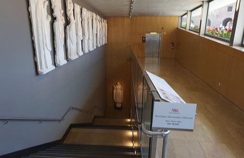El Museu de Montserrat remodela l\'accés amb escultures de Joan Rebull