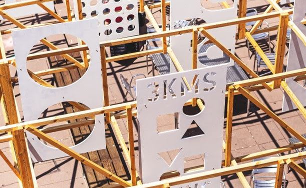 Alumnes d\'Elisava construeixen un pavelló d\'estiu guiats per Eugeni Bach i Anthony Burrill