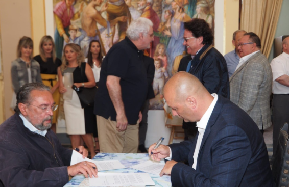 Signatura de l\'acord entre l\'associació Pro-Art Santa Bàrbara i la Fundació Satine