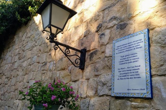 L’entorn de l’ermita dels Torrents s’embelleix amb un poema d’Alfons Alsamora