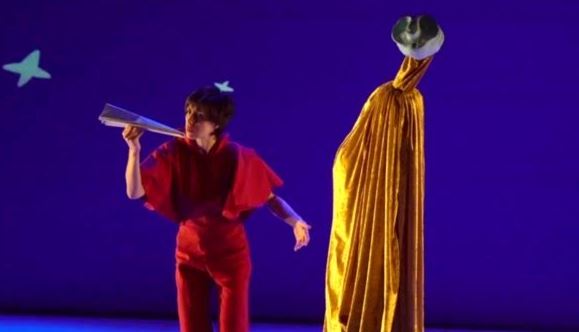 La companyia Baal balla Joan Miró al Teatre de Lloret