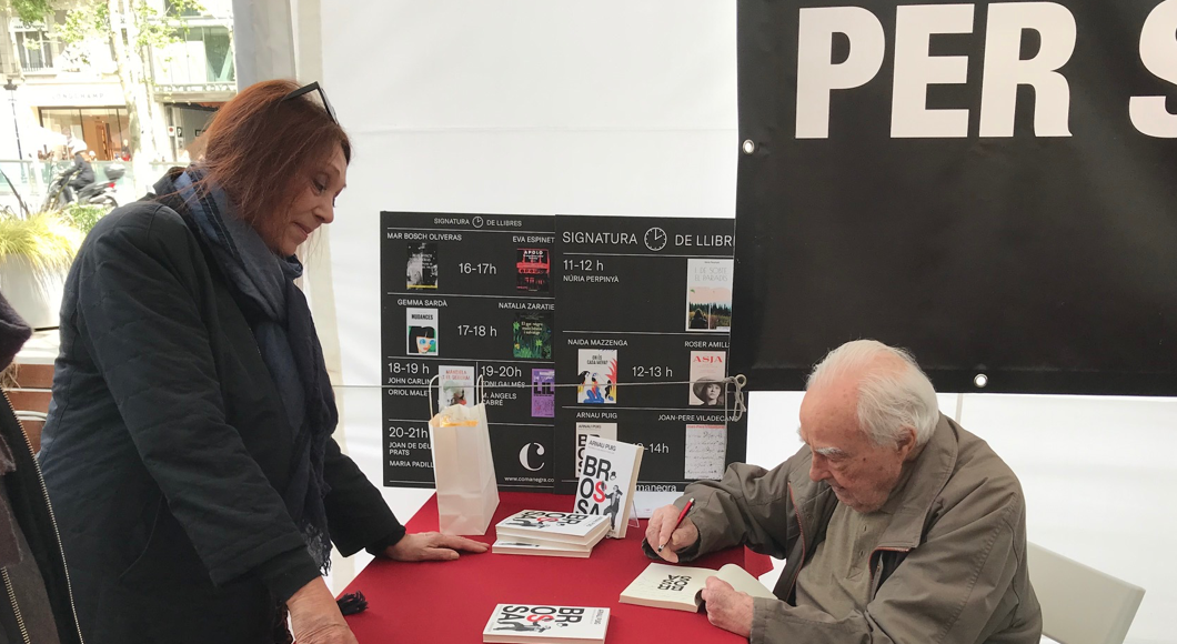 Arnau Puig signa el llibre sobre Brossa en la Diada de Sant Jordi