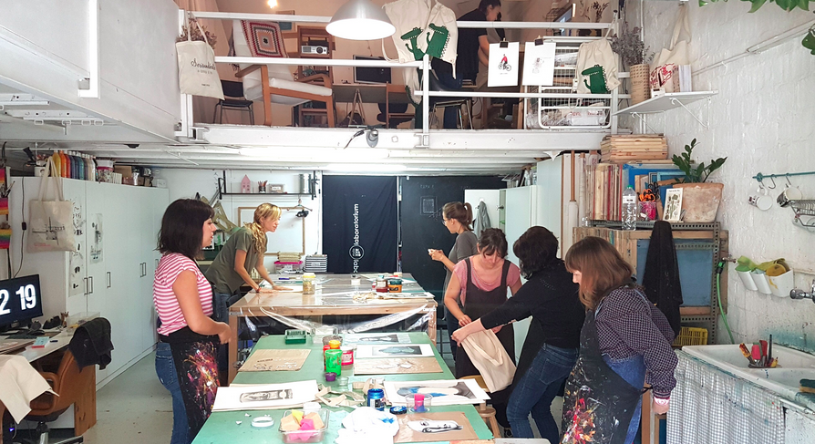 Nova edició de Tallers Oberts BCN, artistes i artesans mostren els seus espais de treball