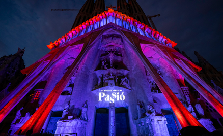 La Sagrada Família s’il·lumina per Setmana Santa