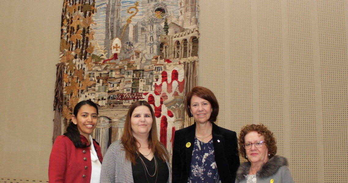 L’Ajuntament de Girona rep la donació del tapís “Girona”, de Màrius Soler