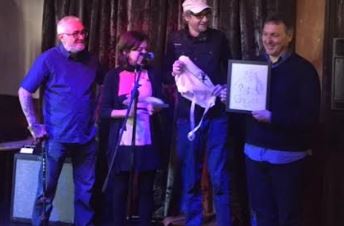 Carlos Zanon rep el Premi Amic de la Plaça Reial