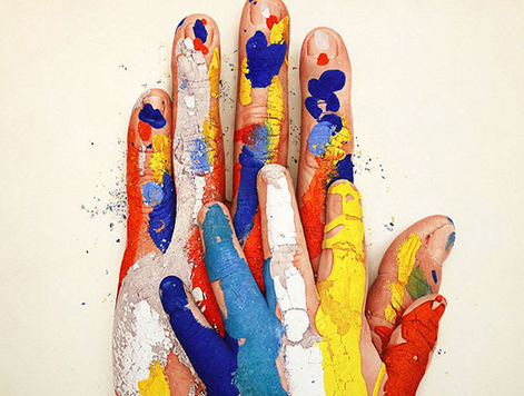 Les mans del pintor Adrià Pina arriben a l’Arcada Galeria d’Art