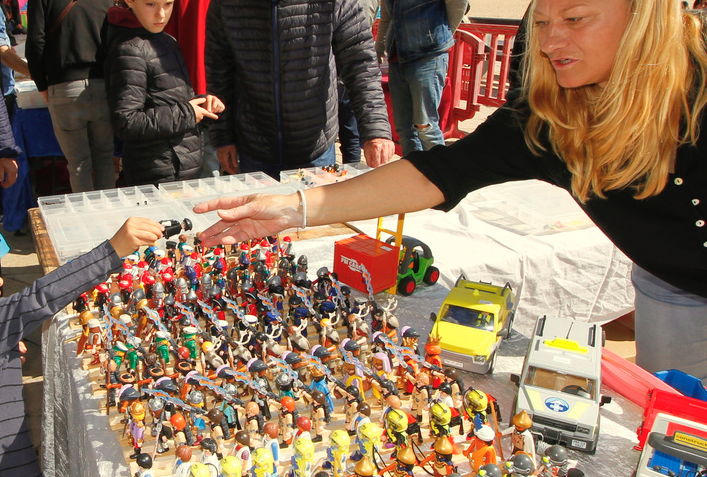 La 1a Fira de Col·leccionisme Playmobil atrau públic de totes les edats al Passeig de Mar
