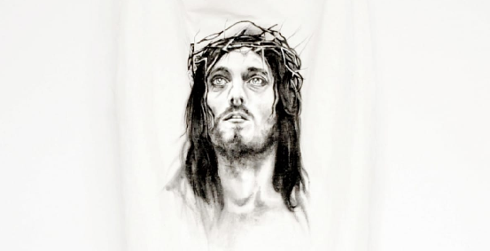 L\'artista Mariana Fano pinta el Sant Sudari del viacrucis de l\'església de Santa Olaya