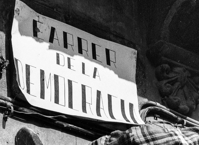 La Model acull una instal·lació amb les plaques d’habitatge franquista