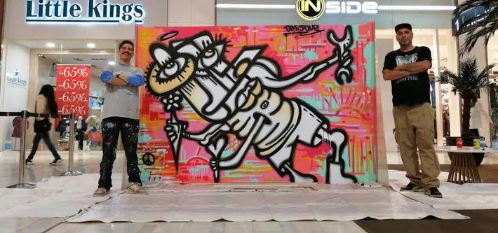 El grafittis de Bizcuidyd i Denis Due omplen el centre comercial Els Arcs