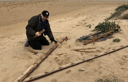 Marc Montijano col·loca una creu de més de quatre metres a la vora del mar