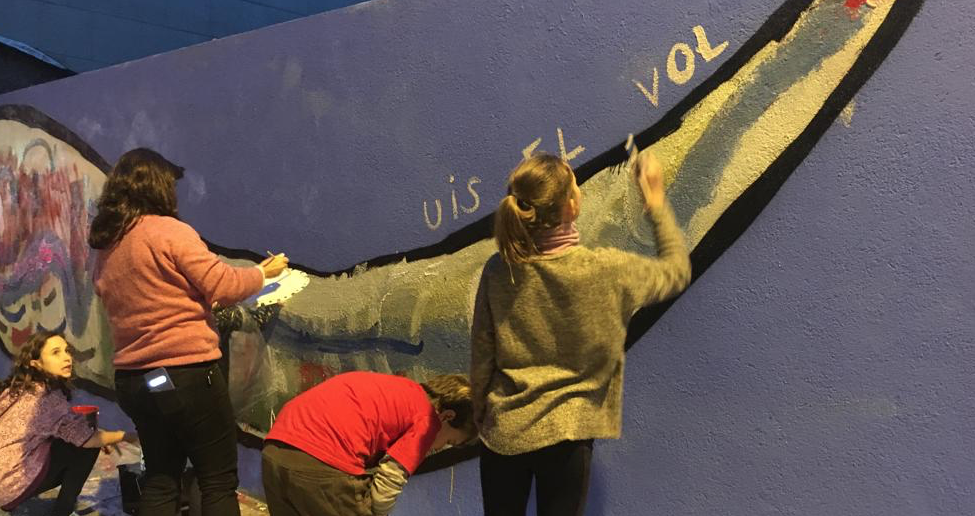 Un grafiti per la Marató al carrer Jaume Balmes