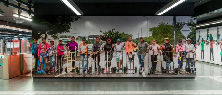 intervencions artístiques al metro per reflexionar sobre la migració