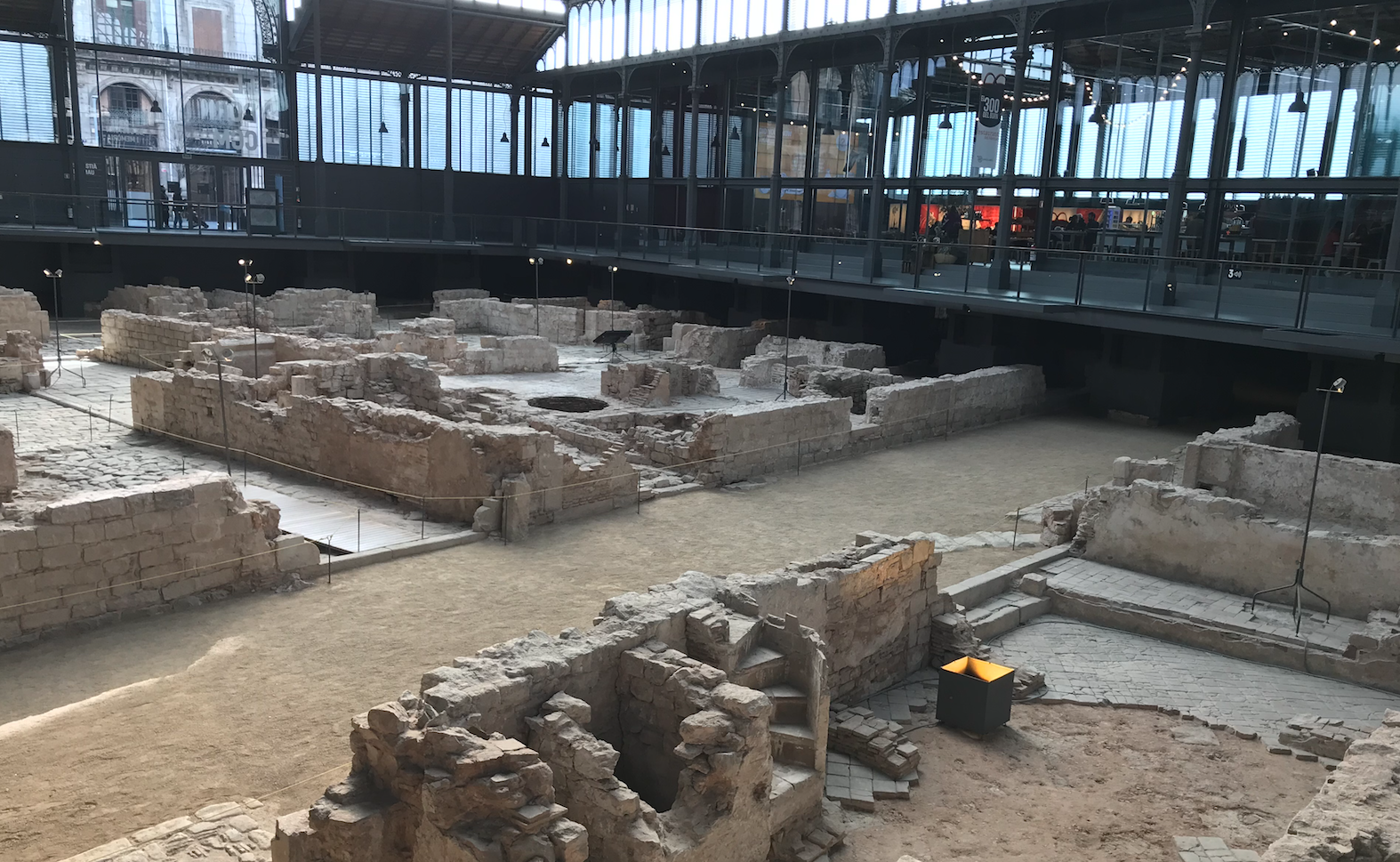 El Born ofereix la possibilitat de visitar el jaciment urbà al vespre