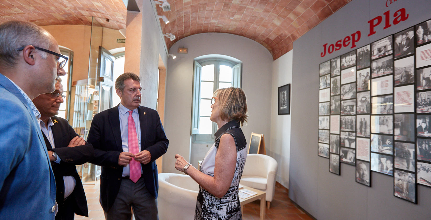 El president de la Diputació visita la Fundació Josep Pla i la Biennal Xavier Miserachs