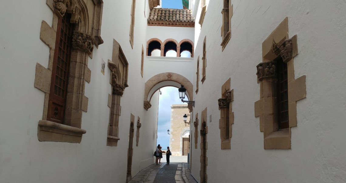 El Palau de Maricel recupera la barana de la terrassa i llueix més blanc que mai