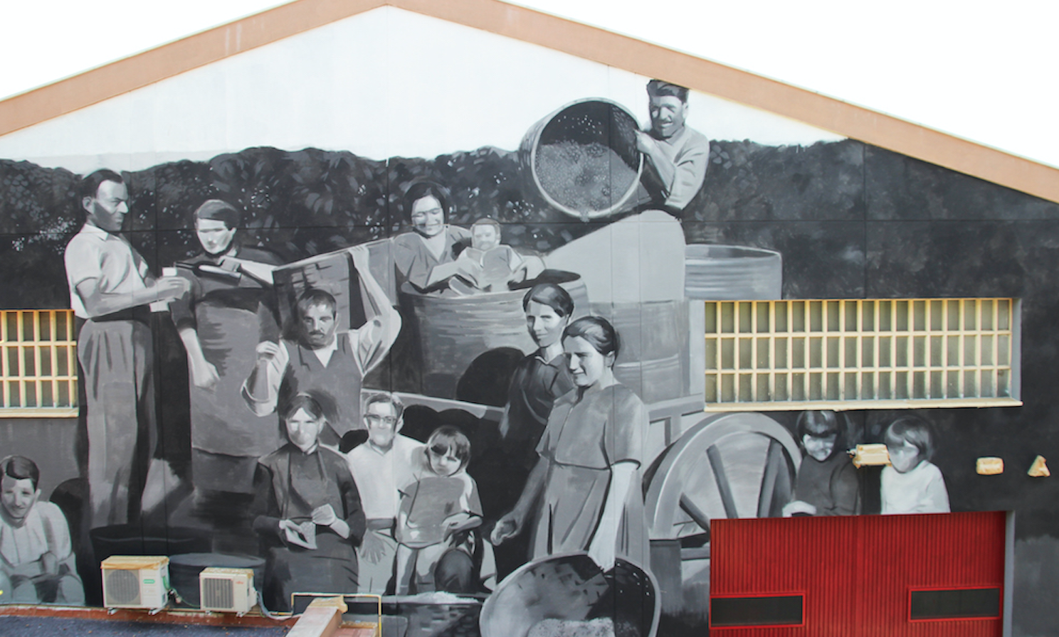 Miquel Wert realitza un mural per la fàbrica de Vermuts Miró