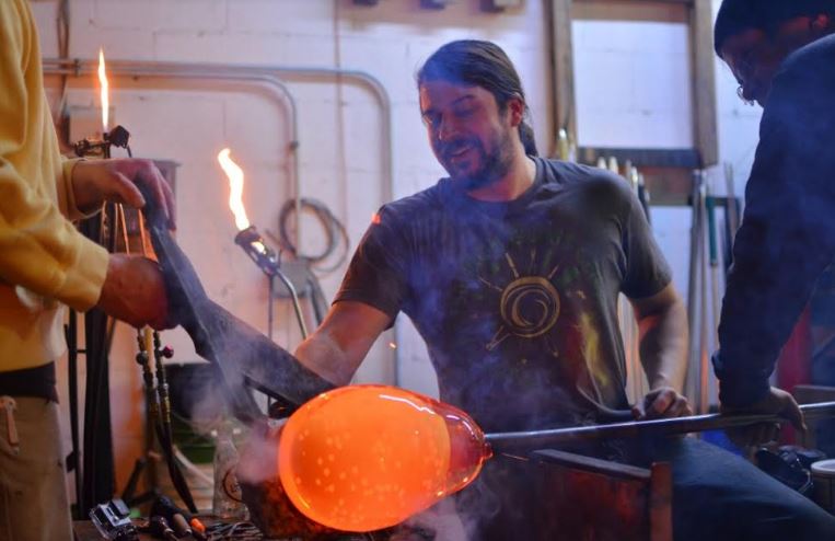 Grant Garmezy treballa en directe al Museu i Forn del Vidre