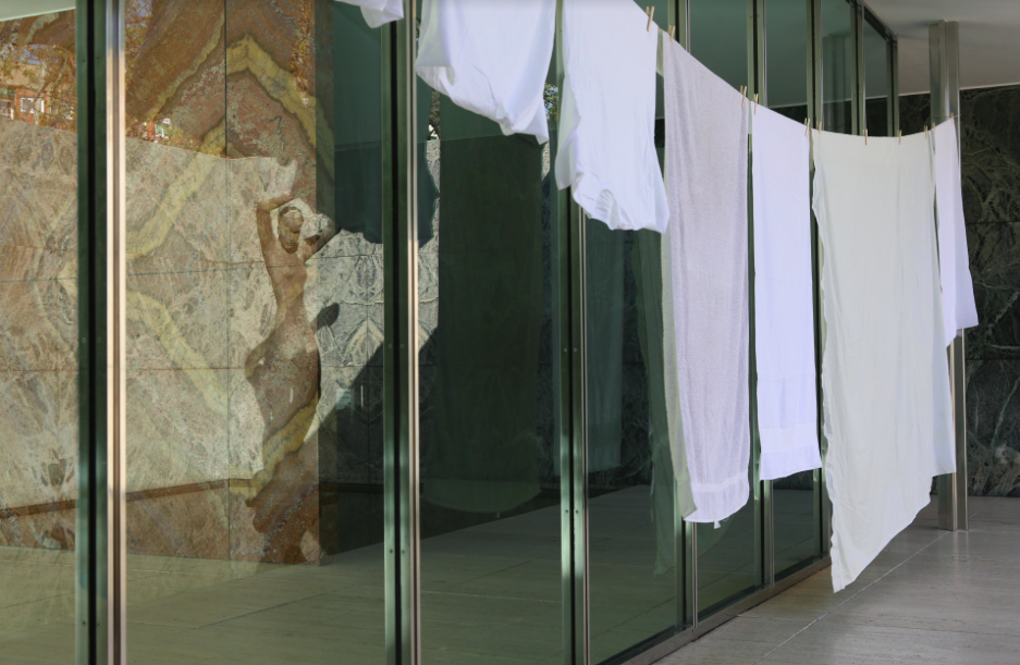 Intervenció de l’artista Domènec al Pavelló Mies van der Rohe