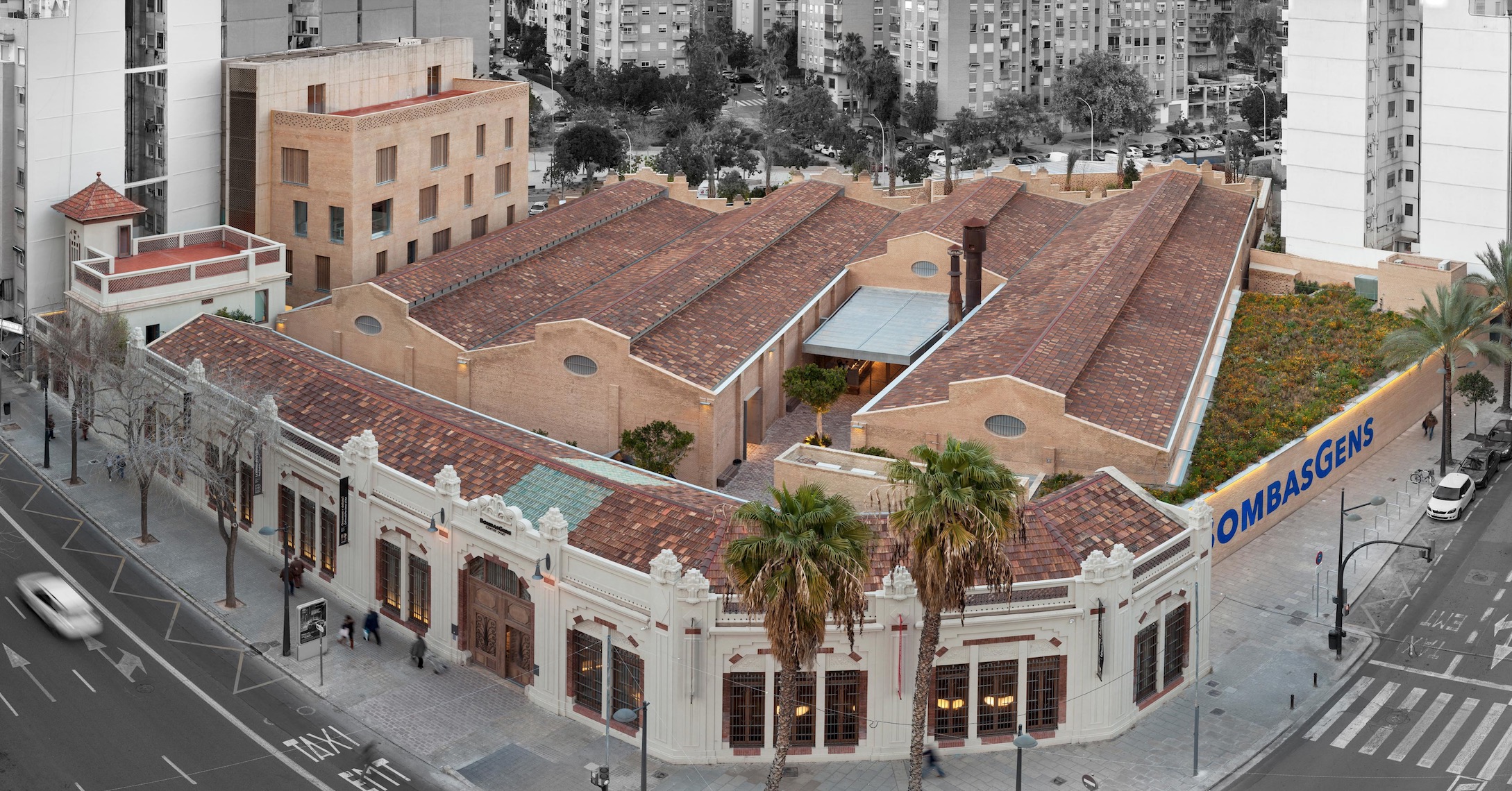 Ramon Esteva rep el premi Land Rover Born per la rehabilitació de Bombes Gens