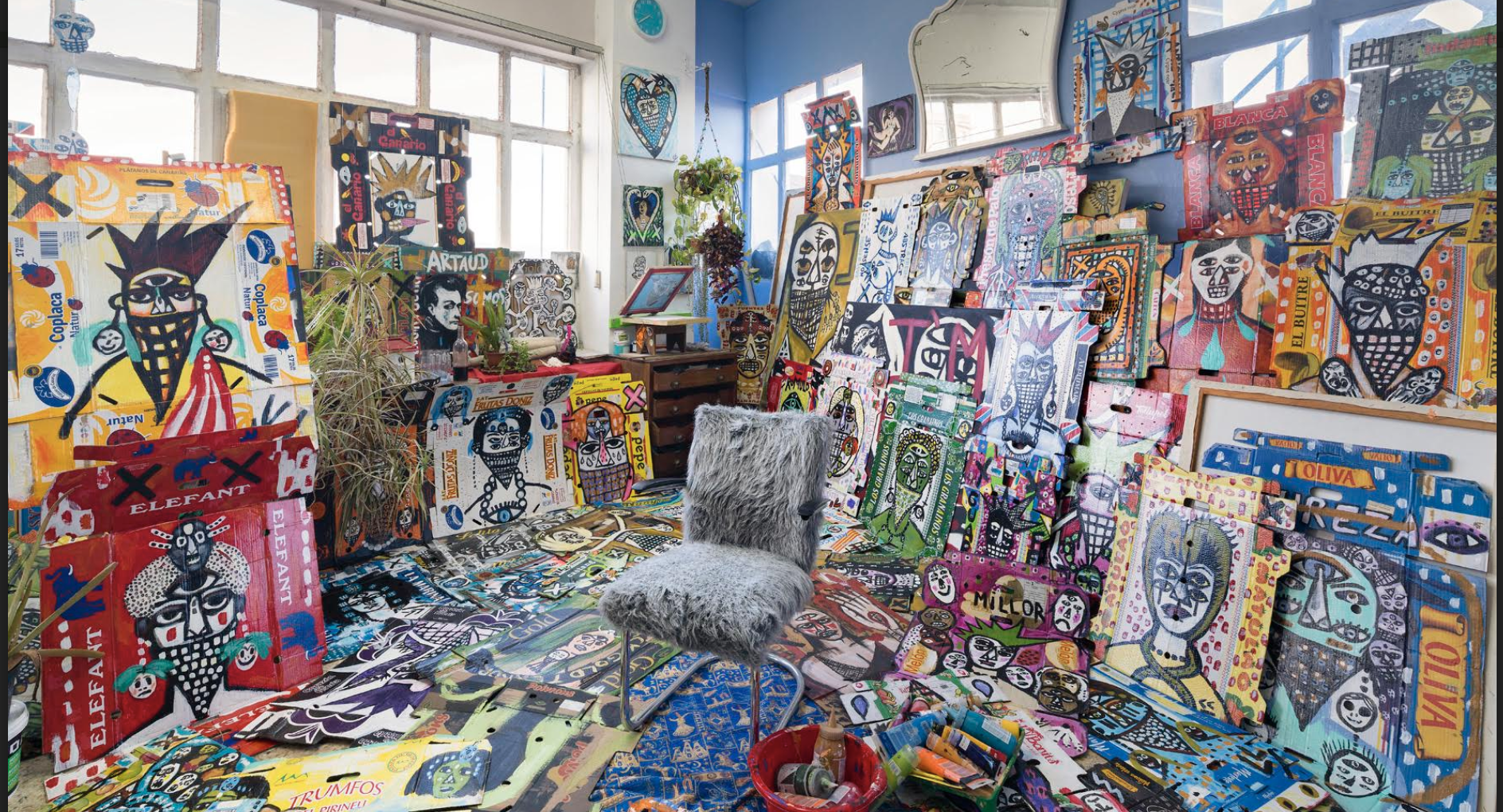 Blanca Haddad mostra la seva col·lecció de cartrons a la Nau Bostik