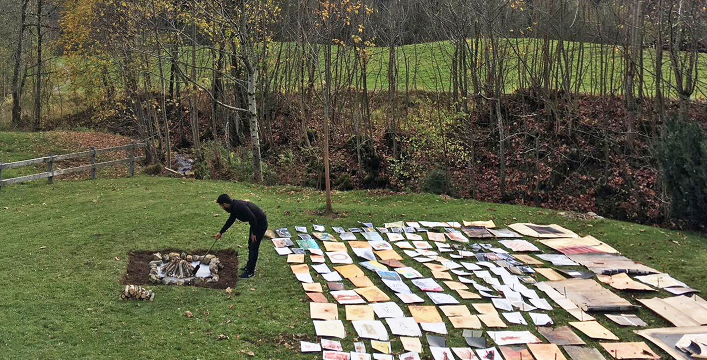 Luca Benites crema les obres de 18 anys de carrera per fer-ne rellotges de cendra