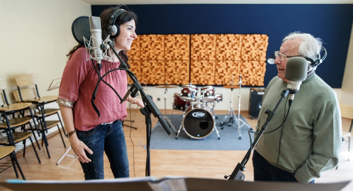 La periodista i cantautora garrotxina, Clara Bonfill, enregistra el seu tercer disc