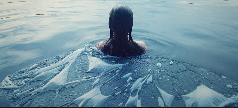 Irene Cruz presenta “Drowning in Blue” a la galeria Fifty Dots