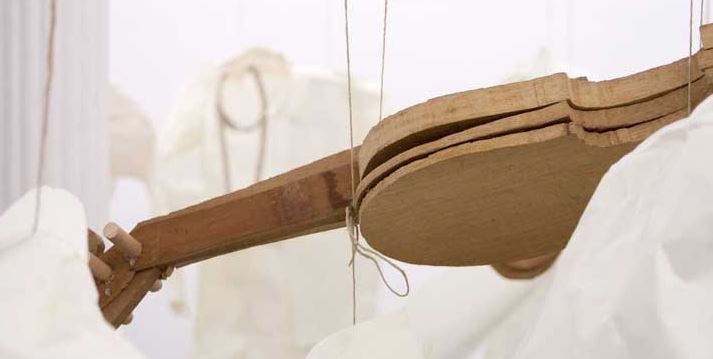 José María Guijarro acara poesia i genocidi a la F2 Galeria