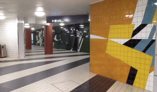 Un mural de ceràmica del metro d\'Estocolm a l\'ACC