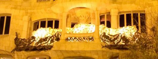 EINA decora en groc La Pedrera per Nadal