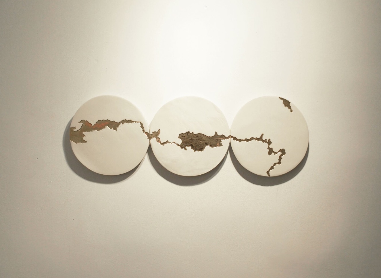 Φ, Mercedes Lara i Fernando Cuétara a la galeria Lucía Mendoza