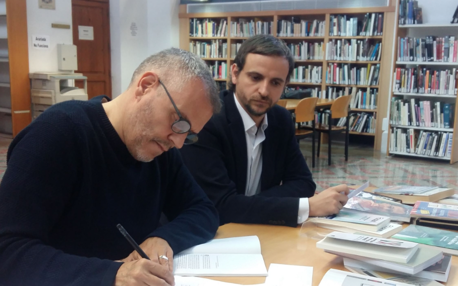 Pepe Miralles dibuixa les narratives de la Sida a quatre biblioteques
