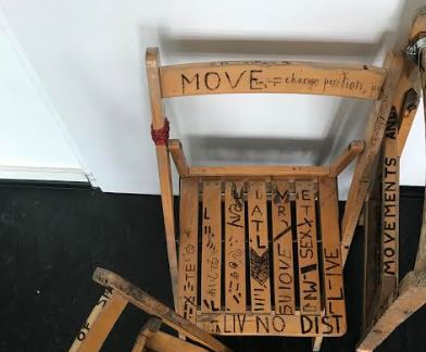 La Ribot convida l\'espectador a asseure\'s a la Max Estrella