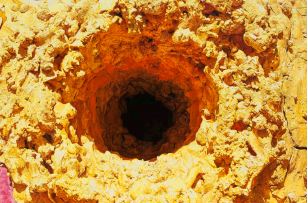 Pedres i perforacions de Javier Palacios a l\'Espai Tactel