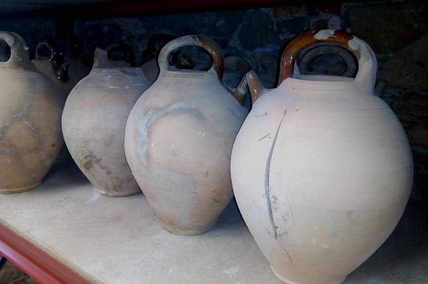 Descobreixen atuells de ceràmica en una casa