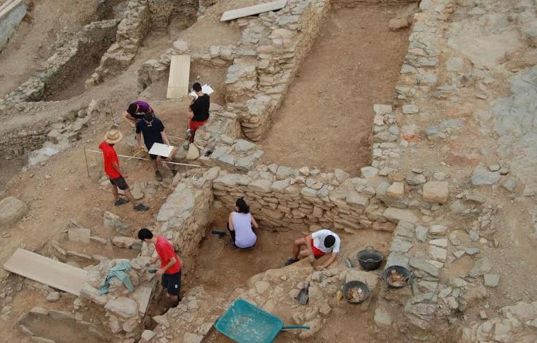 Nova campanya d\'excavacions per descobrir el cementiri medieval